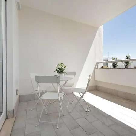 Contemporary By Luxury Getaways *